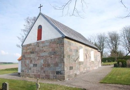 Øster Jølby kirke med kors på taget