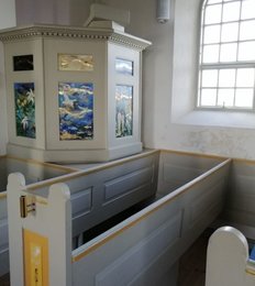 Prædikestolen og en kirkebænk i Agerø kirke