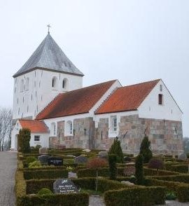 Galtrup Kirke set fra kirkegården