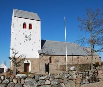 Hvidbjerg Kirke med stendige foran