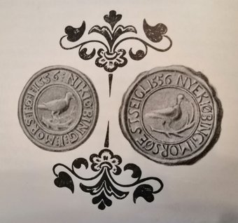 2 segl med en due i midten og tekst rundt om, der siger Nyekøbing Morsøes Seigl 1556