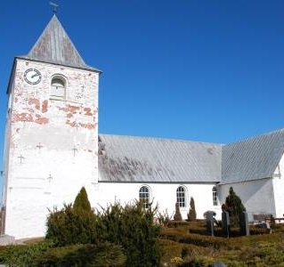 Karby kirke set fra kirkegården på en sommerdag