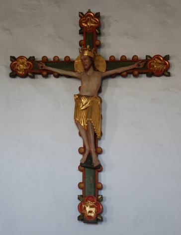 krucifiks med Kristus med kongekrone og adskilte fødder. Om livet har han et gyldent klæde. 