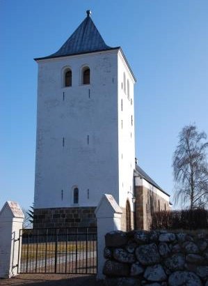 Lødderup Kirke med tårnet i front