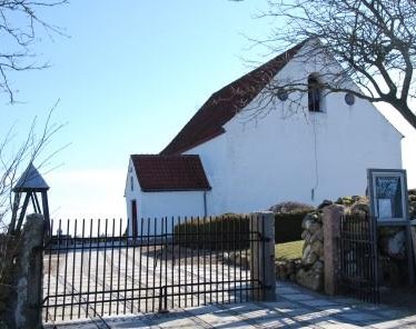 Mollerup Kirke set fra stendiget med klokkestabel til venstre