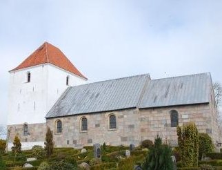 Solbjerg kirke med kirkegården i forgrunden